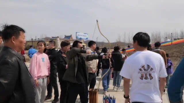 射箭比赛如火如荼，胜负难以预料