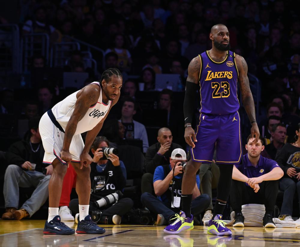 关于NBA大赛场上各队鏖战不休，角逐激烈的信息